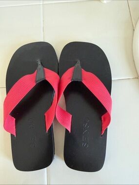 SENSO Black Flip Flop Sandals with Red Straps